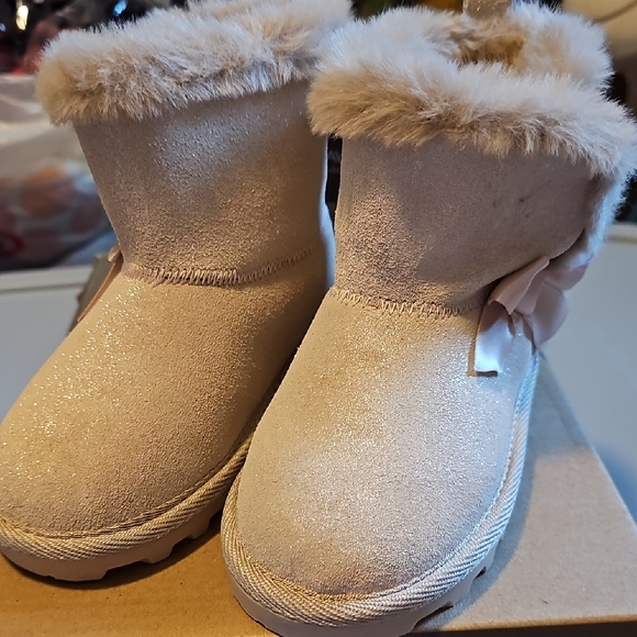 BearPaw Other - BEARPAW TODDLER GIRL FUR LINED REAL LEATHER ROSE GOLD GLITTER BOOTS SIZE 7 NWT